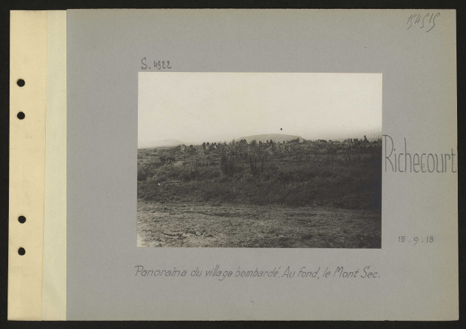 Richecourt. Panorama du village bombardé. Au fond, le Mont Sec