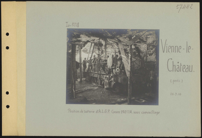 Vienne-le-Château (près). Position de batterie d'artillerie lourde à grande puissance. Canon de 240 TR sous camouflage