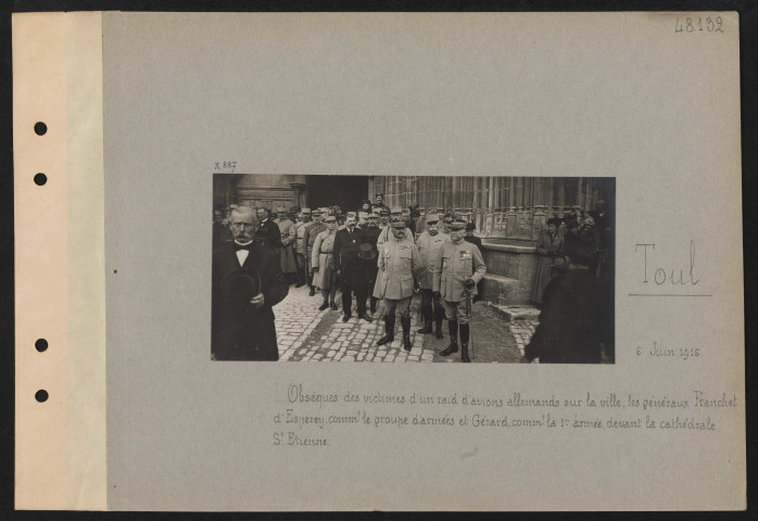 Toul. Obsèques des victimes d'un raid d'avions allemands sur la ville ; les généraux Franchet d'Espèrey commandant le groupe d'armées et Gérard commandant la 1re Armée devant la cathédrale Saint-Étienne