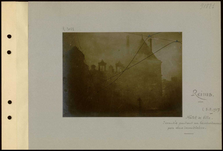 Reims. Hôtel de ville. Incendie pendant un bombardement par obus incendiaires