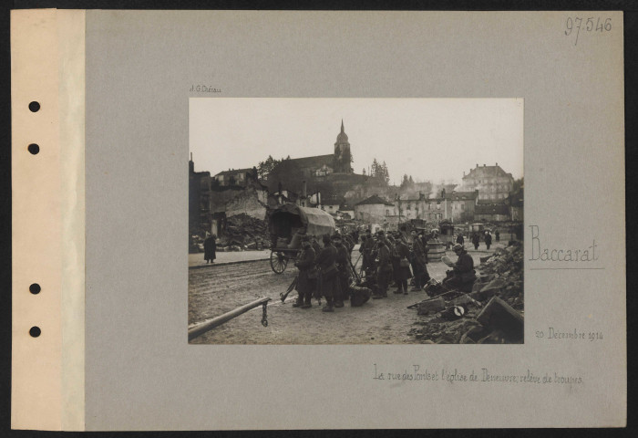 Baccarat. La rue des Ponts et église de Deneuvre ; relève de troupes