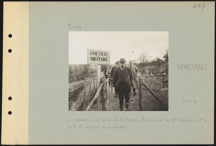 Moiremont. Le cimetière militaire. Messieurs Pichon, Barthou et le général Anthoine commandant le 10e CA visitant le cimetière