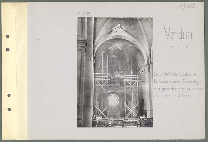Verdun. La cathédrale bombardée. Le vieux chœur. Démontage des grandes orgues, en vue de leur mise à l'abri