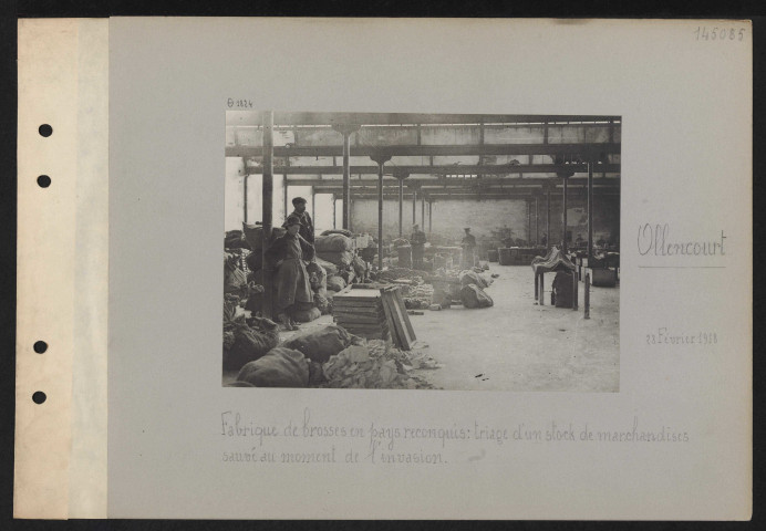 Ollencourt. Fabrique de brosses en pays reconquis : triage d'un stock de marchandises sauvé au moment de l'invasion