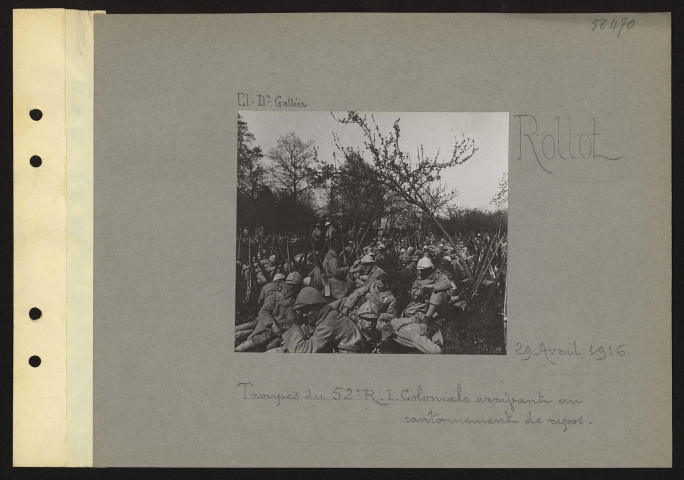Rollot. Troupes du 52e régiment d'infanterie coloniale arrivant au cantonnement de repos
