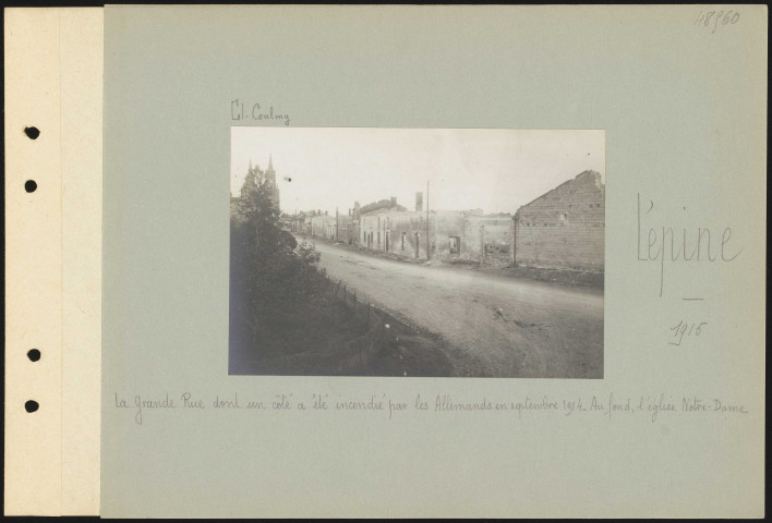 Lépine. La grande rue dont un côté a été incendié par les Allemands en septembre 1914. Au fond, l'église Notre-Dame