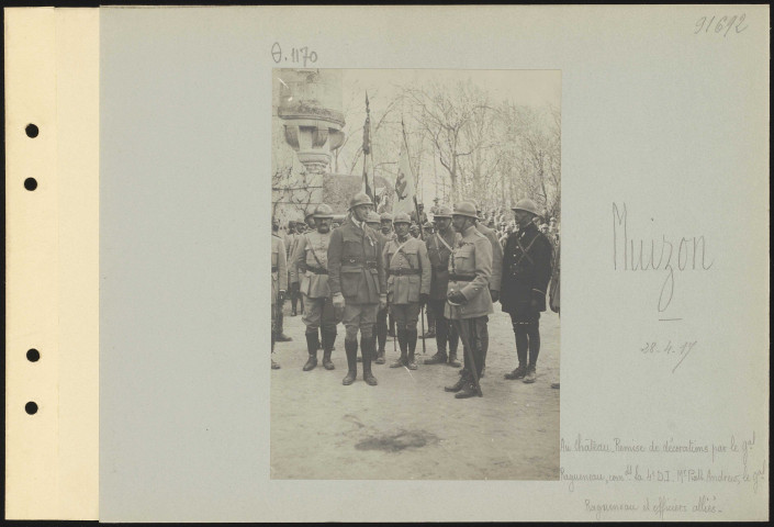 Muizon. Au château. Remise de décorations par le général Ragueneau commandant la 4e division d'infanterie. M. Piatt Andrew, le général Ragueneau et officiers alliés