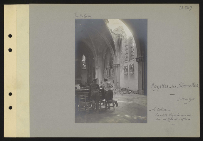 Noyelles-lès-Vermelles. L'église. La voûte défoncée par un obus en novembre 1914