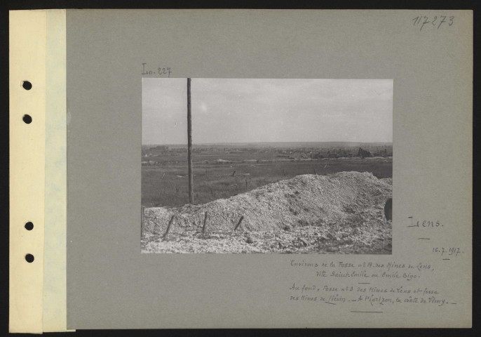 Lens. Environs de la fosse n° 14 des mines de Lens dite Saint-Émile ou Émile Bigo. Au fond, fosse n° 3 des mines de Lens et fosse des mines de Liévin. À l'horizon, la crête de vImy