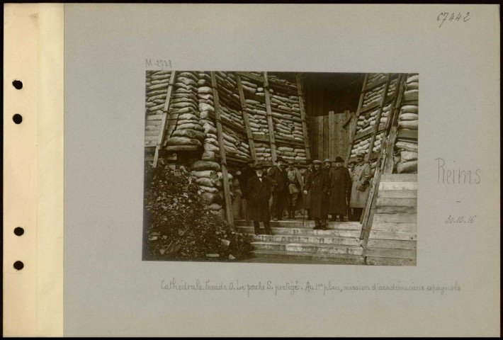 Reims. Cathédrale. Façade ouest. Le porche sud protégé. Au premier plan, mission d'académiciens espagnols