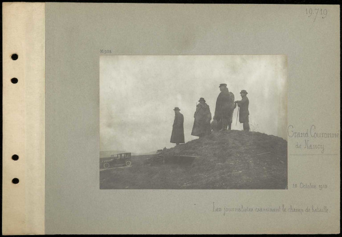Grand Couronné de Nancy. Les journalistes examinant le champ de bataille