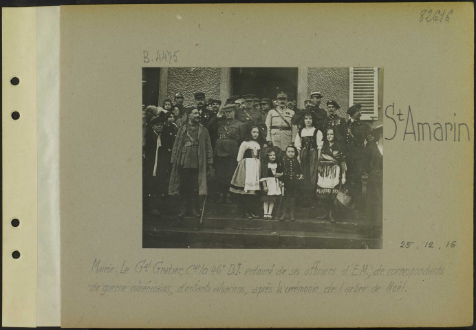 Saint-Amarin. Mairie. Le général Gratier, commandant la 46e division d'infanterie entouré de ses officiers d'état-major, de correspondants de guerre américains, d'enfants alsaciens, après la cérémonie de l'arbre de Noël