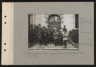 Offémont. Au château ; correspondants de guerre français ; au centre, Marcel Prévost et P. Ginisty