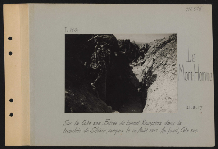Le Mort-Homme. Sur la cote 295. Entrée du tunnel Kronprinz dans la tranchée de Silésie, conquis le 20 août 1917. Au fond, Cote 304