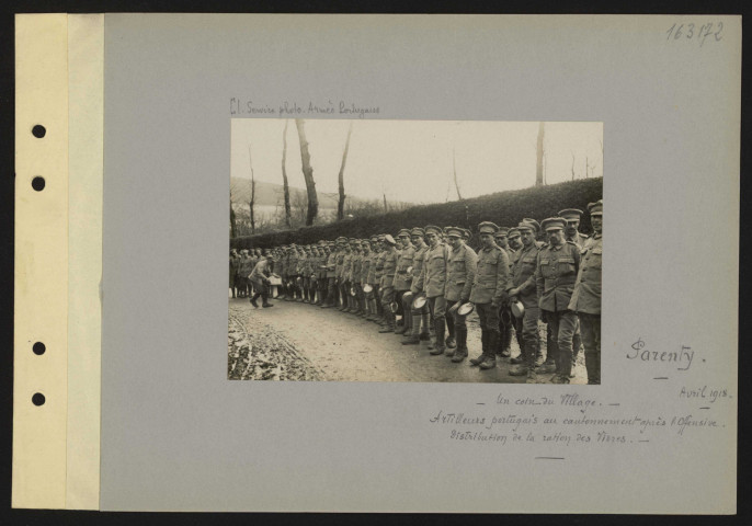 Parenty. Un coin du village. Artilleurs portugais au cantonnement après l'offensive. Distribution de la ration des vivres