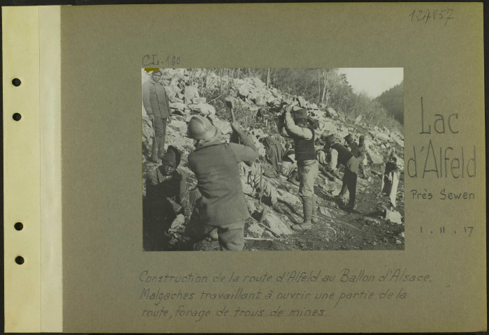 Lac d'Alfeld (Près Sewen). Construction de la route d'Alfeld au Ballon d'Alsace. Malgaches travaillant à ouvrir une partie de la route, forage de trous de mines