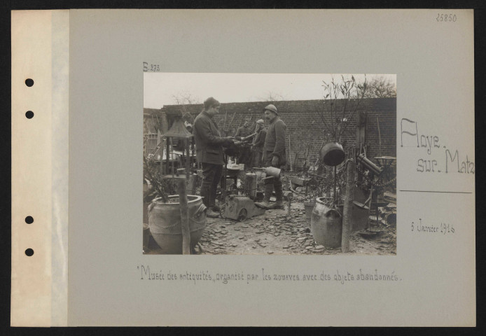 Roye-sur-Matz. "Musée des antiquités" organisé par les zouaves avec des objets abandonnés