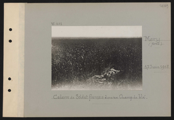 Méry (près). Cadavre de soldat français dans un champ de blé