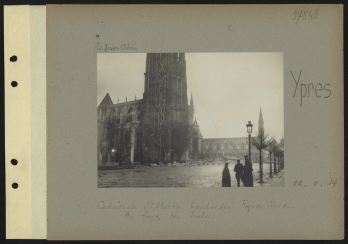 Ypres. Cathédrale Saint-Martin bombardée. Façade nord. Au fond, les halles