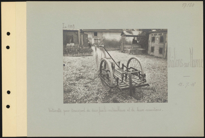 Châlons-sur-Marne. Voiturette pour transport de deux fusils-mitrailleurs et de leurs munitions