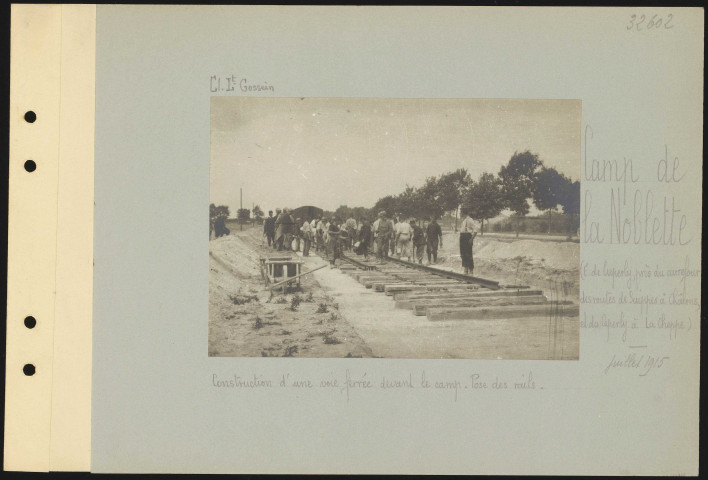 Camp de la Noblette (est de Cuperly, près du carrefour des routes de Suippes à Châlons et de Cuperly à La Cheppe). Construction d'une voie ferrée devant le camp. Pose des rails
