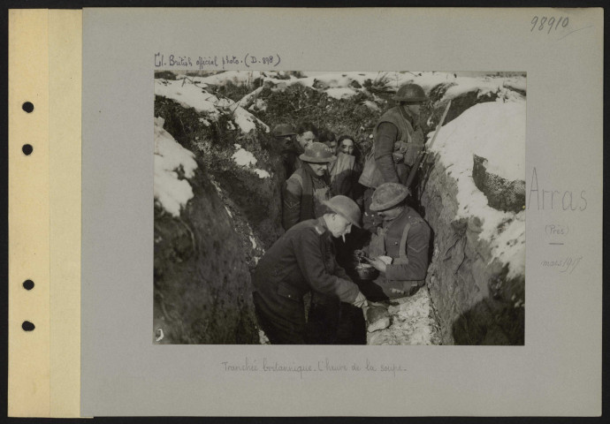 Arras (près). Tranchée britannique. L'heure de la soupe