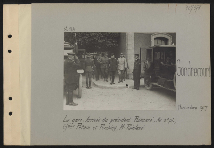 Gondrecourt. La gare. Arrivée du président Poincaré. Au premier plan, généraux Pétain et Pershing, M. Painlevé