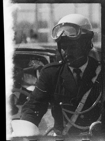 Reportage montrant une foule nombreuse à Alger amassée à l'occasion d'une manifestation officielle