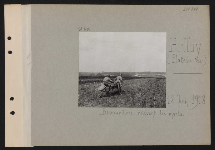 Belloy (plateau de). Brancardiers relevant les morts