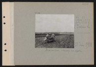 Belloy (plateau de). Brancardiers relevant les morts