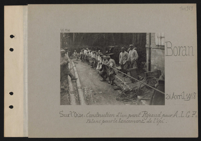 Boran. Sur l'Oise : construction d'un pont Pigeaud pour ALGP : lancement de l'épi