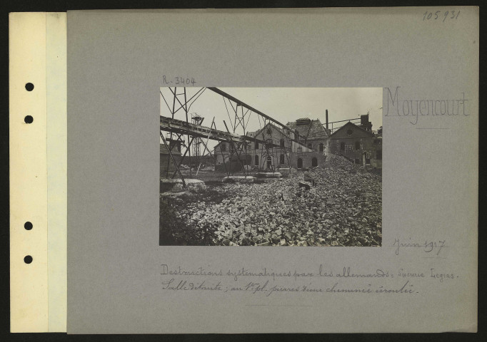 Moyencourt. Destructions systématiques par les Allemands : sucrerie Legras. Salle détruite ; au premier plan pierres d'une cheminée écroulée