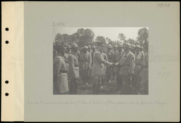 Blérancourt. Revue du premier corps de cavalerie par les généraux Pétain et Humbert. Le général Pétain passant en revue les officiers du 15e dragons