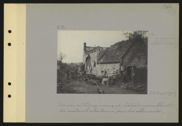 Carency. Un coin du village reconquis. Soldats rassemblant du matériel abandonné par les Allemands