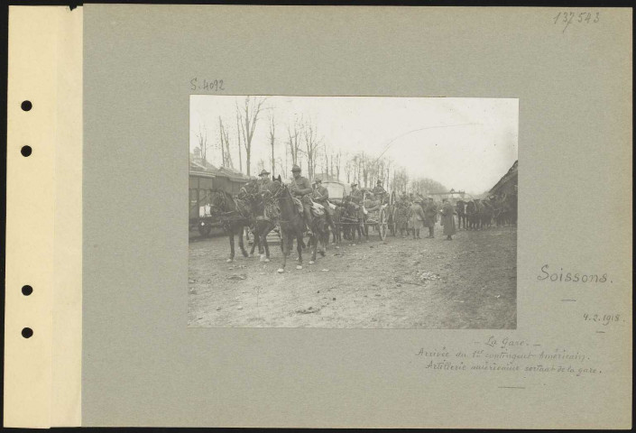 Soissons. La gare. Arrivée du premier contingent américain. Artillerie américaine sortant de la gare
