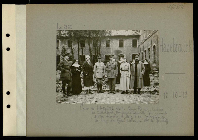 Hazebrouck. Cour de l'hôpital civil. Sœur Firmin, duchesse de Sutherland, madame Jacques Liouville qui viennent d'être décorées, et, de gauche à droite, généraux Chichester, de Laguiche, Guise-Moore, et commandant de Gourcuff
