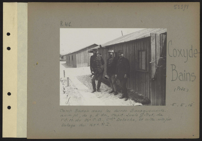 Coxyde-Bains (près). Camp Bador dans les dunes. Baraquements. Au premier plan, de gauche à droite, capitaine Louis Gillet, de l'EM du 36e CA, commandant Delache, et aide-major Delage du 165e RI