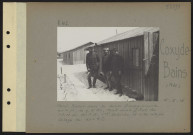 Coxyde-Bains (près). Camp Bador dans les dunes. Baraquements. Au premier plan, de gauche à droite, capitaine Louis Gillet, de l'EM du 36e CA, commandant Delache, et aide-major Delage du 165e RI