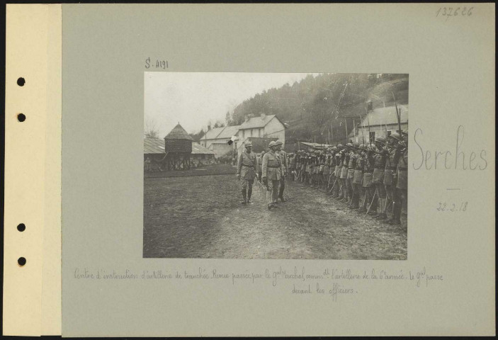 Serches. Centre d'instruction d'artillerie de tranchée. Revue passée par le général Marchal, commandant l'artillerie de la sixième armée. Le général passe devant les officiers