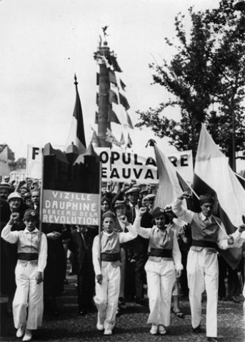 Le Front Populaire fête le 14 juillet. Sous-Titre : La délégation de la Vizille, (Dauphiné), berceau de la révolution.