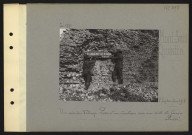 Mont-Saint-Quentin. Un coin du village. Pose d'un écriteau sur un site de guerre classé