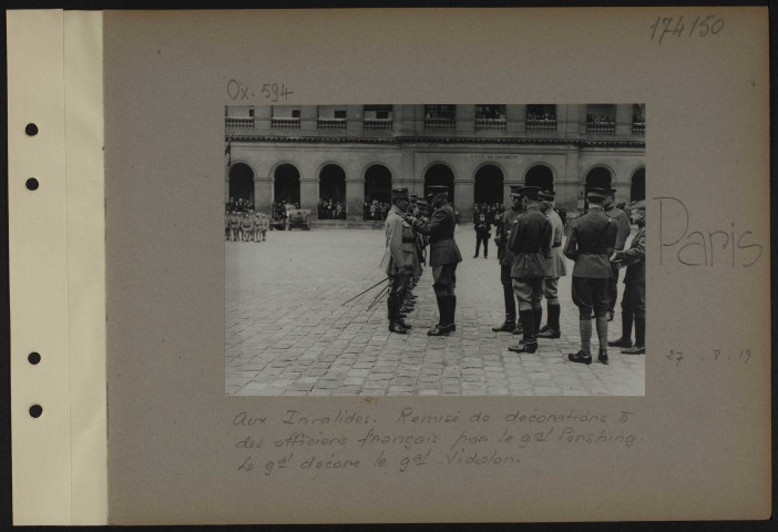 Paris. Aux Invalides. Remise de décorations à des officiers français par le général Pershing. Le général décore le général Vidalon