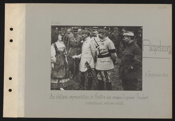 Ricquebourg. Au château : représentation du théâtre aux armées : le général Humbert s'entretenant avec une artiste