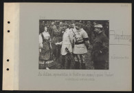 Ricquebourg. Au château : représentation du théâtre aux armées : le général Humbert s'entretenant avec une artiste