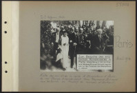 Paris. Visite du roi et de la reine d'Angleterre à Paris. Le roi Georges V conduisant madame Raymond Poincaré aux tribunes du champ de courses d'Auteuil [Avril 1914]