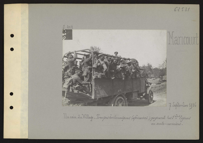 Maricourt. Un coin du village : troupes britanniques (africaines) gagnant les premières lignes en auto-camions