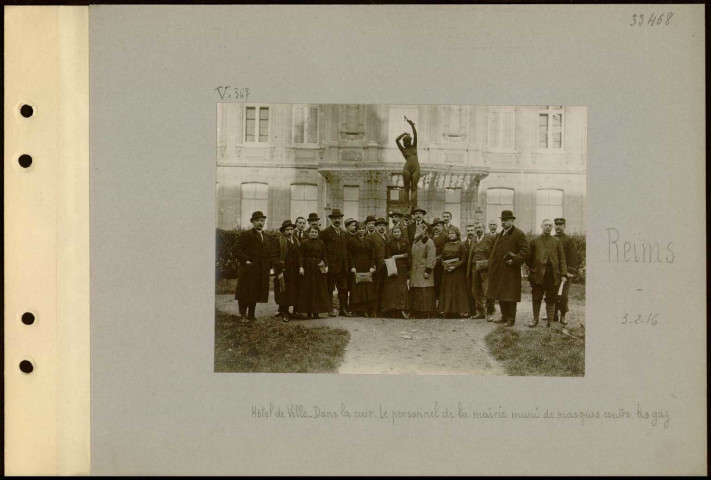 Reims. Hôtel de ville. Dans la cour. Le personnel de la mairie muni de masques contre les gaz