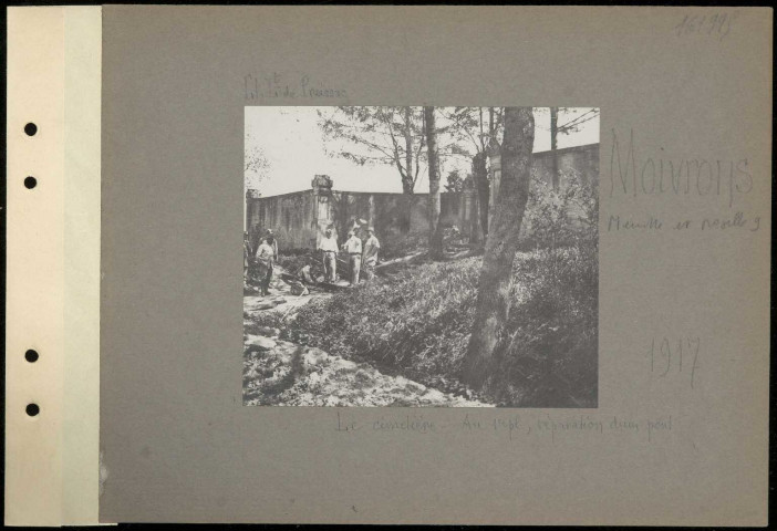 Moivrons. Le cimetière. Au premier plan, réparation d'un pont