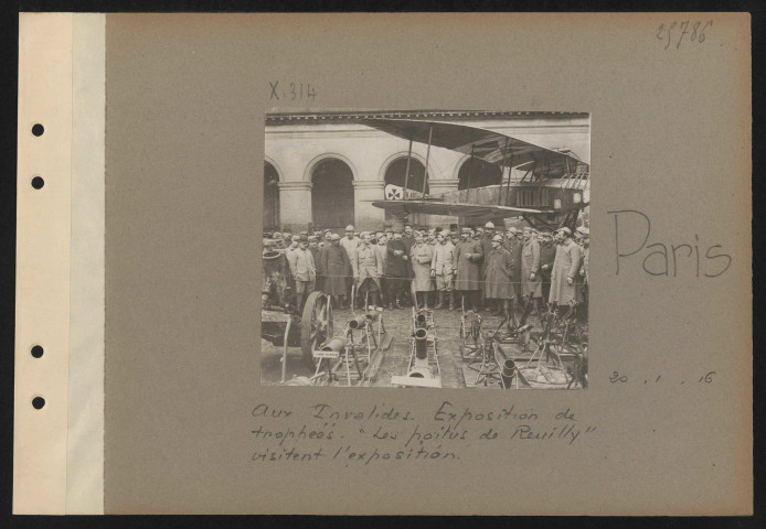 Paris. Aux Invalides. Exposition de trophées. "Les poilus de Reuilly" visitent l'exposition