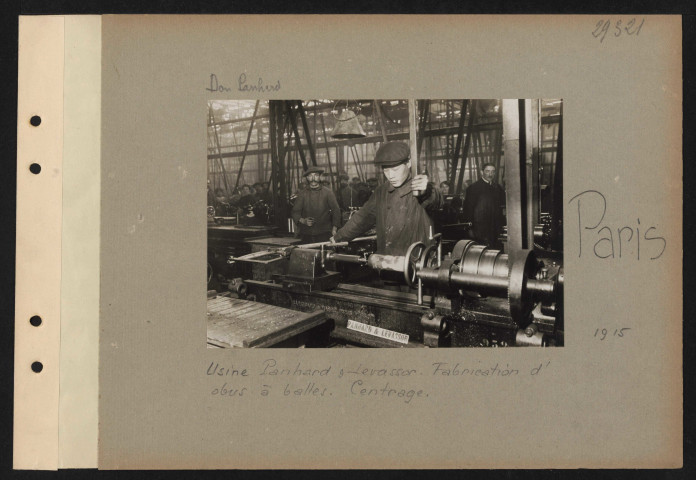 Paris. Usine Panhard et Levassor. Fabrication d'obus à balles. Centrage